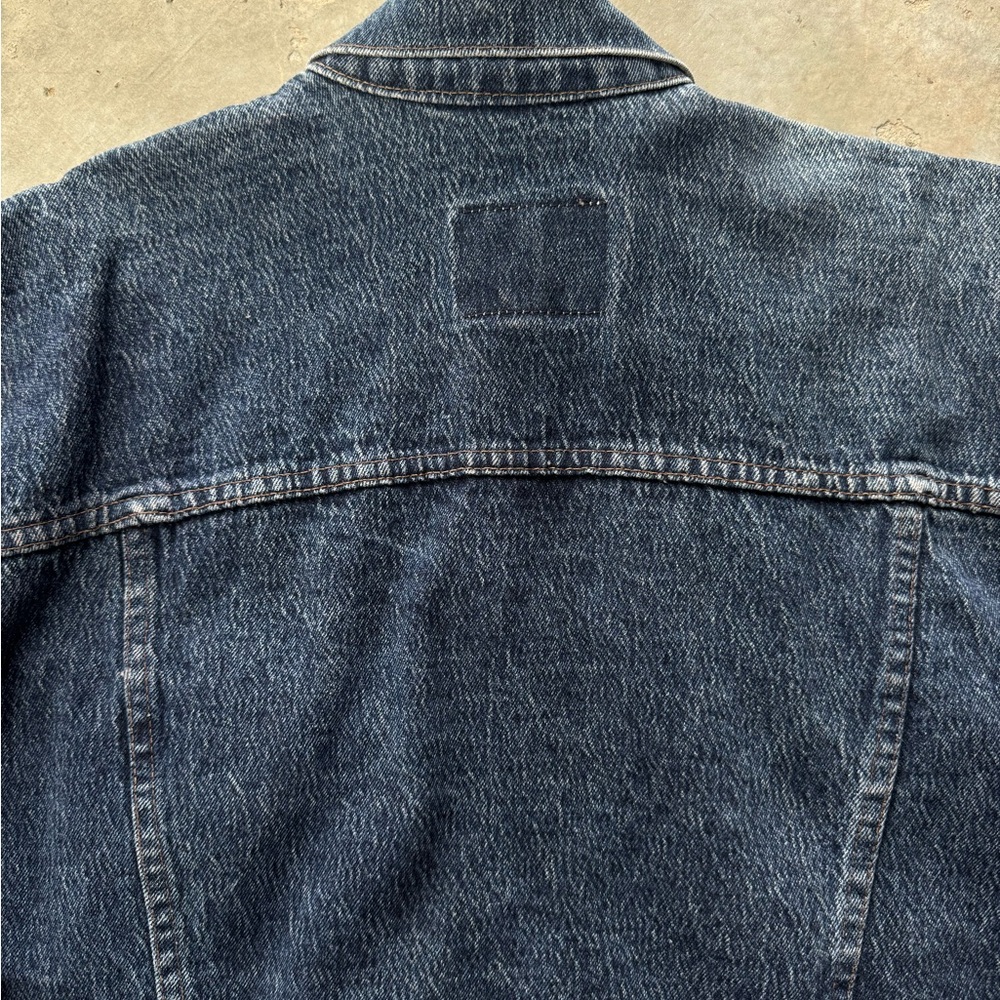 Vintage Classic Levi's medium wash denim jean jacket. - Picture 4 of 4
